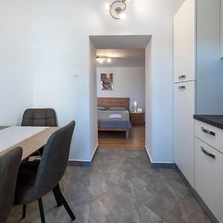 Gorgeous In With Kitchen Apartment *
